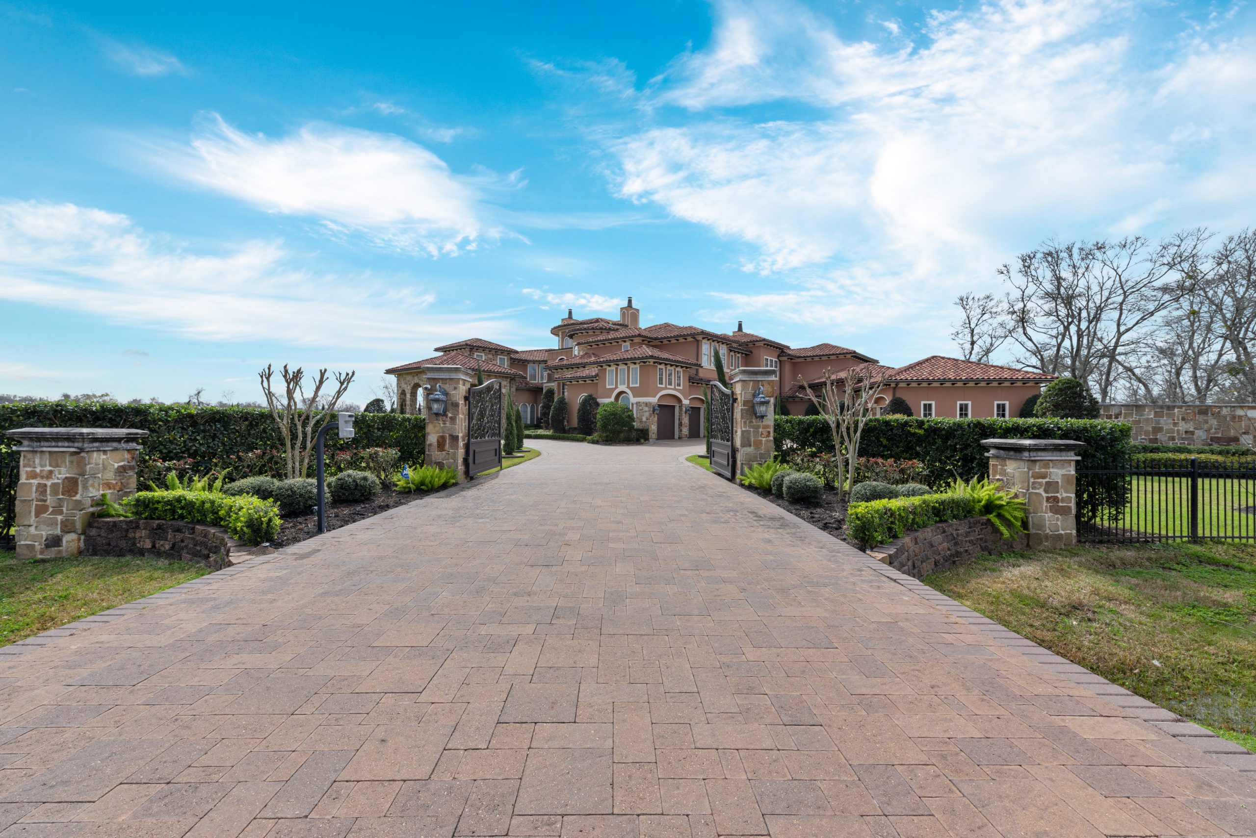 5 Exceptional Lakeside Properties on the Market - Haven Lifestyles