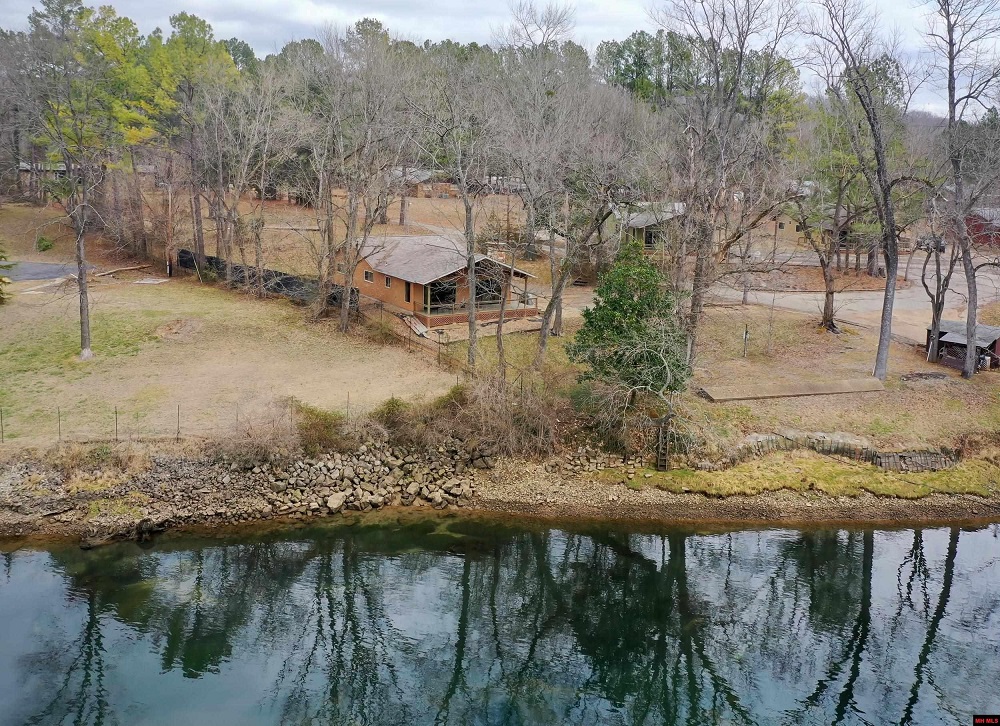 2 Idyllic Waterfront Homes on the Market in Louisiana and Arkansas